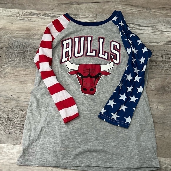 Vintage EUC NBA Chicago Bulls 3/4 Sleeve Tee American Flag Pride Size Small - Picture 1 of 4